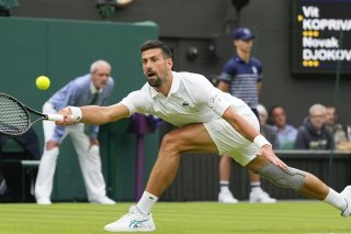Le genou de Djokovic a tenu bon pour son premier match depuis son opération. KEYSTONE/AP/Kirsty Wigglesworth